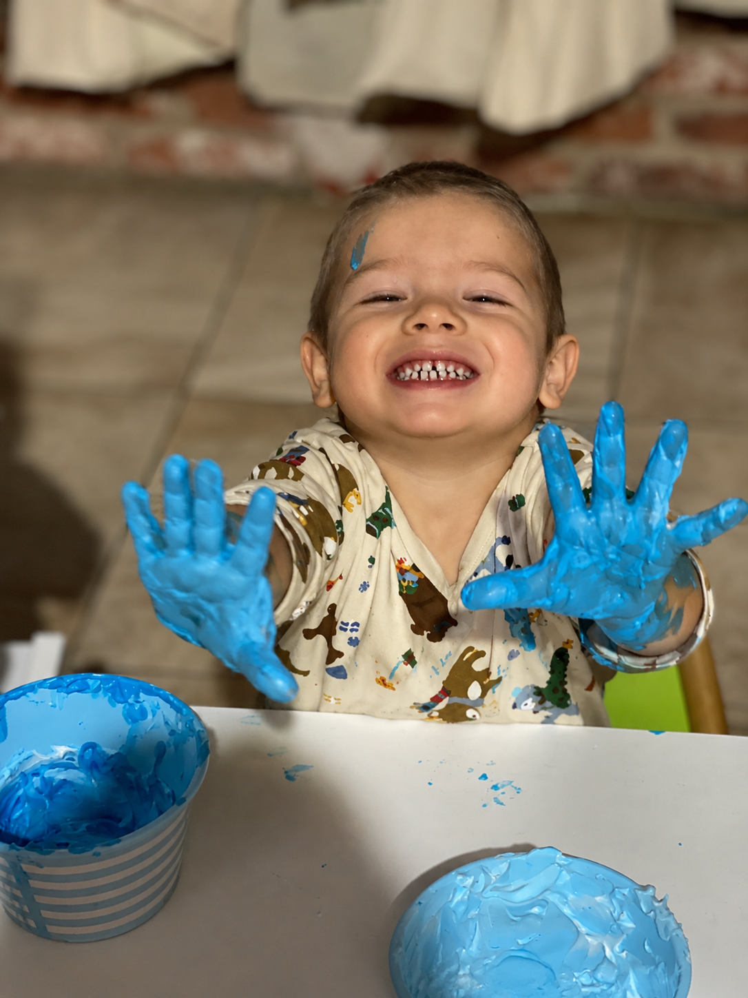 Bambino durante attività creativa in fattoria